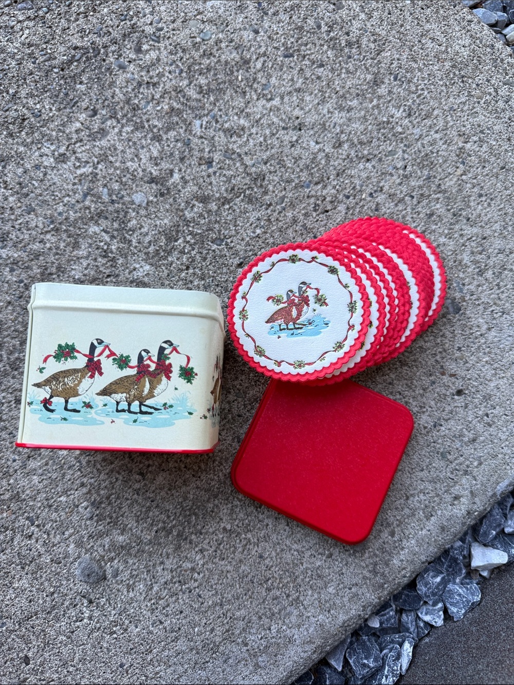 Vintage Christmas Geese Tin w/ 32 Coasters